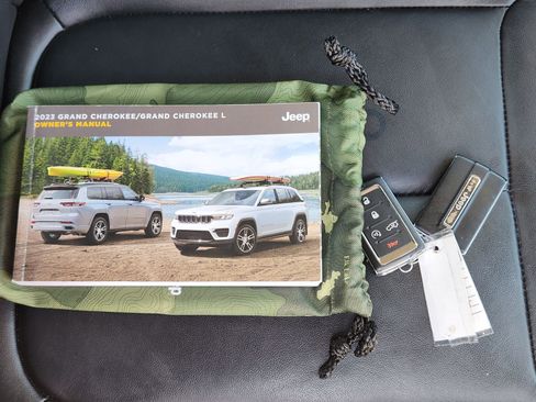 Used 2023 Jeep Grand Cherokee Limited AWD/4WD image 44