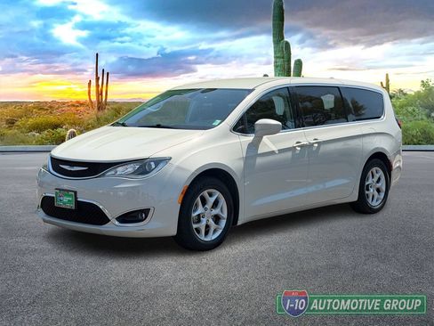 Used 2019 Chrysler Pacifica Touring Plus w/ Tire & Wheel Group FWD image 9