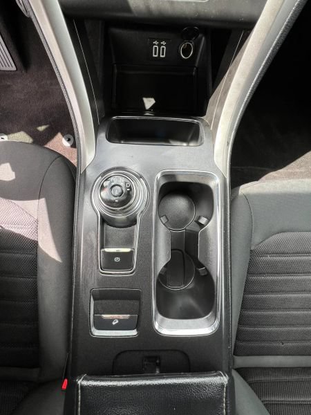 Used 2020 Ford Fusion SE FWD image 29