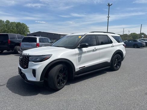 Used 2025 Ford Explorer ST AWD/4WD image 3