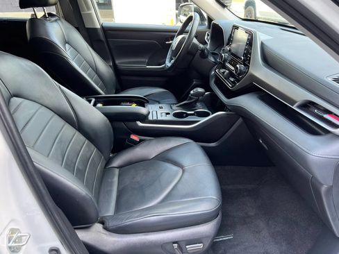 Used 2022 Toyota Highlander XLE FWD image 8