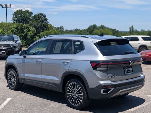 Used 2025 Volkswagen Taos SE w/ Panoramic Sunroof Package FWD image 7