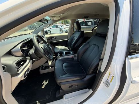 Used 2024 Chrysler Pacifica Touring-L FWD image 6