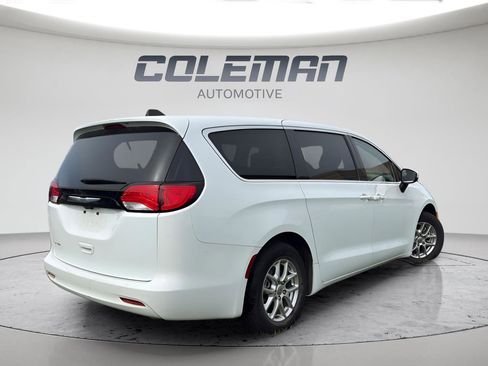 Used 2023 Chrysler Voyager LX FWD image 5