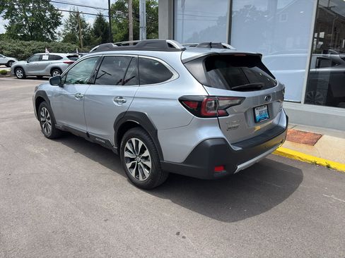 Used 2024 Subaru Outback Touring AWD/4WD image 3