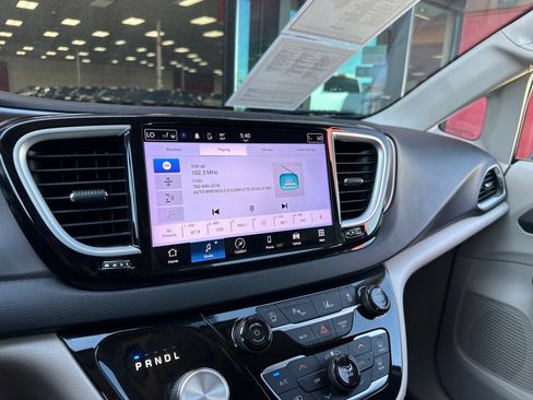 Used 2022 Chrysler Pacifica Touring-L FWD image 19