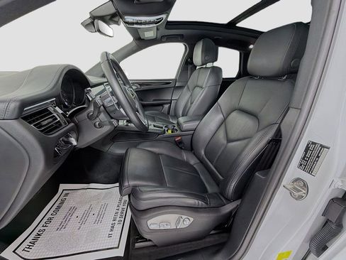 Certified 2021 Porsche Macan image 5