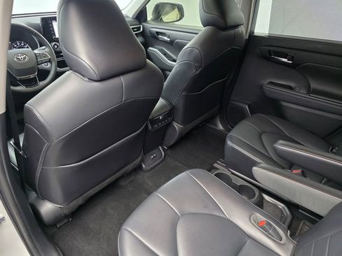 Used 2021 Toyota Highlander XLE FWD image 15