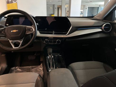 Used 2025 Chevrolet Trax LT w/ LT Convenience Package image 31