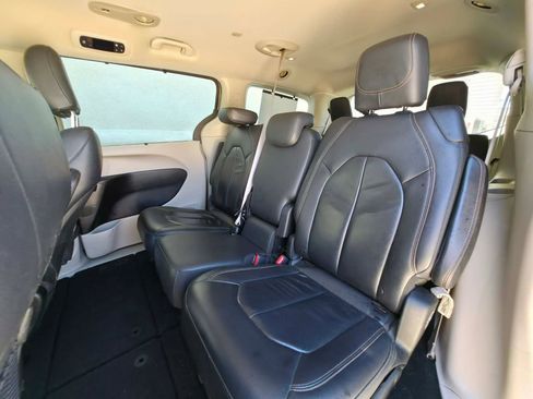 Used 2017 Chrysler Pacifica Touring-L w/ Tire & Wheel Group FWD image 12