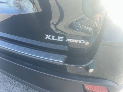 Used 2017 Toyota Highlander XLE image 7