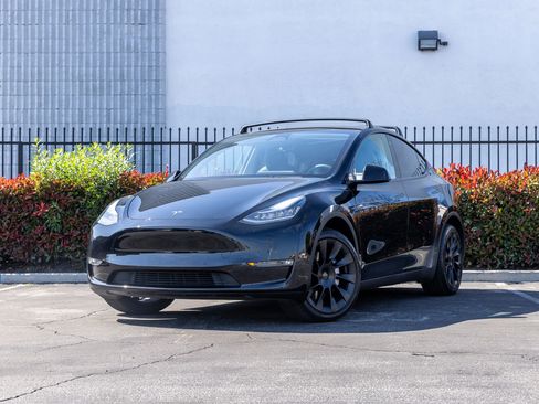 Used 2023 Tesla Model Y AWD image 5