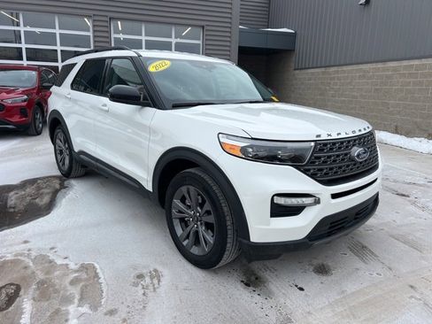 Used 2022 Ford Explorer XLT w/ Equipment Group 202A image 3