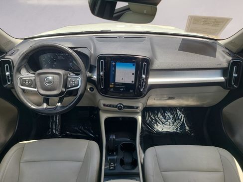 Used 2021 Volvo XC40 T4 Momentum w/ Premium Package FWD image 17
