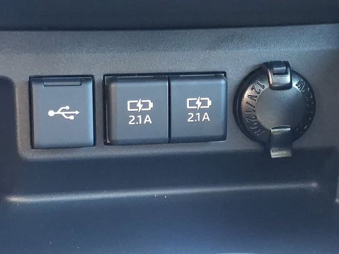 Used 2021 Toyota Highlander XLE AWD/4WD image 24