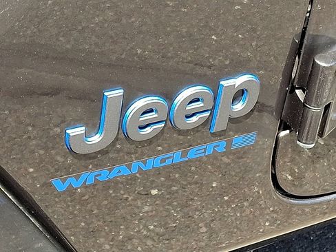 Used 2024 Jeep Wrangler Unlimited w/ Convenience Group AWD/4WD image 32
