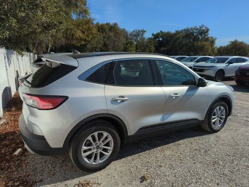 Used 2020 Ford Escape SE image 2