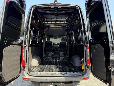 Used 2024 Mercedes-Benz Sprinter 2500 image 14