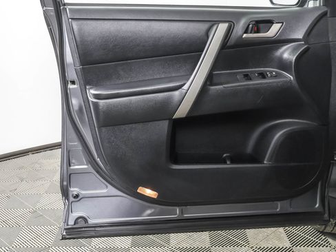 Used 2012 Toyota Highlander SE w/ Tow Pkg image 34