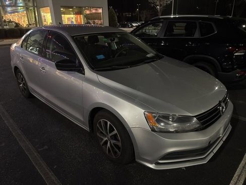 Used 2016 Volkswagen Jetta SE image 4
