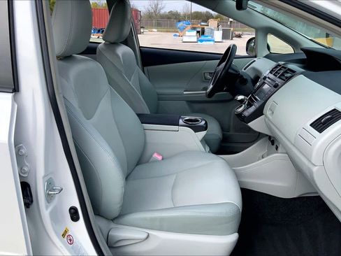 Used 2013 Toyota Prius V Five image 9