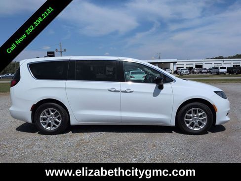 Used 2024 Chrysler Voyager LX FWD image 3