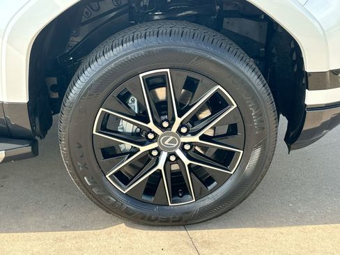 Used 2026 Lexus GX 550 w/ Accessory Package (2T) AWD/4WD image 10