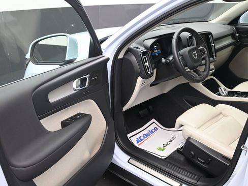 Used 2024 Volvo XC40 B5 Ultimate image 9