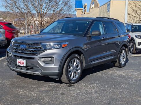 Used 2022 Ford Explorer XLT w/ Equipment Group 202A image 3