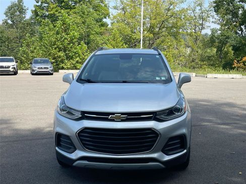 Used 2020 Chevrolet Trax LT w/ Sun & Sound Package AWD/4WD image 8