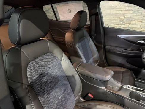 Used 2025 Buick Envista Preferred w/ Convenience II Package image 2