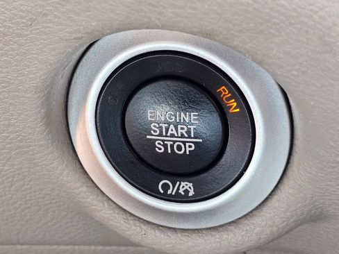 Used 2023 Chrysler Pacifica Touring-L FWD image 28