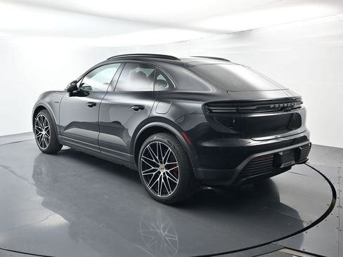 Certified 2025 Porsche Macan 4S Electric AWD/4WD image 3