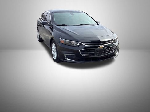 Used 2017 Chevrolet Malibu LT image 2