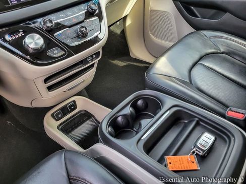 Used 2019 Chrysler Pacifica Touring-L w/ Advanced Safetytec Group image 26