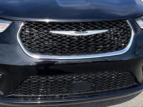 Used 2024 Chrysler Pacifica Touring-L image 41