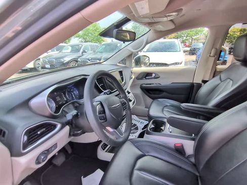 Used 2023 Chrysler Pacifica Touring-L FWD image 28