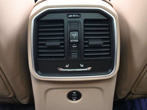 Certified 2026 Porsche Macan AWD/4WD image 8
