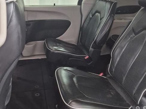 Used 2022 Chrysler Pacifica Limited FWD image 10