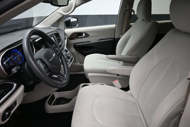 Used 2017 Chrysler Pacifica LX w/ Tire & Wheel Group FWD image 16