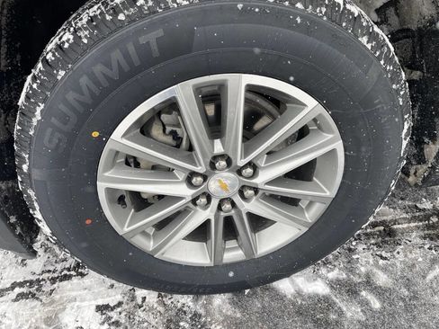 Used 2023 Chevrolet Traverse LT image 12