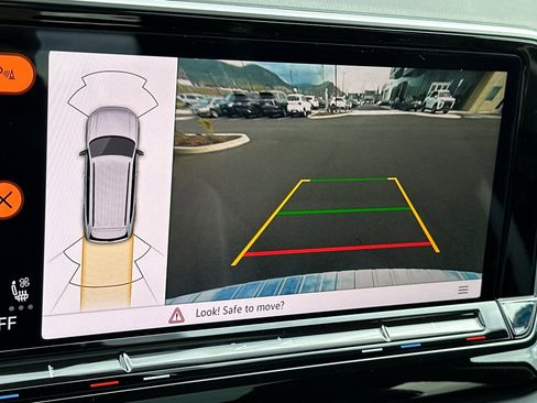 New 2025 Volkswagen Atlas Peak Edition SE image 19