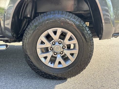 Used 2017 Toyota Tacoma SR5 w/ Tow Package RWD image 18
