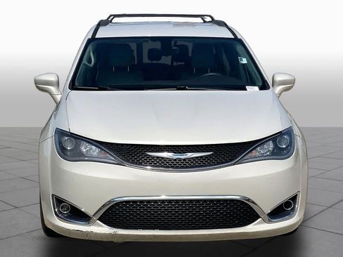 Used 2017 Chrysler Pacifica Touring-L FWD image 3