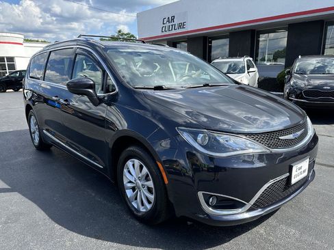 Used 2019 Chrysler Pacifica Touring-L FWD image 2