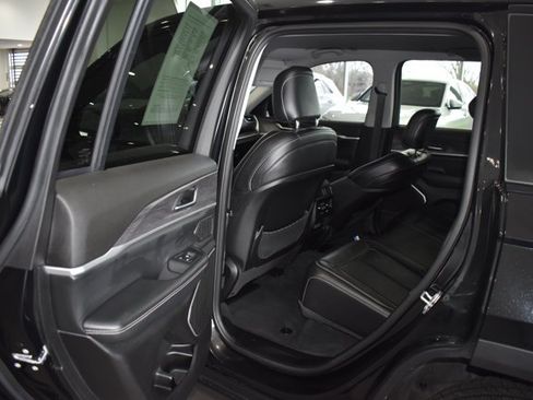Used 2023 Jeep Grand Cherokee Limited w/ Black Appearance Package AWD/4WD image 17