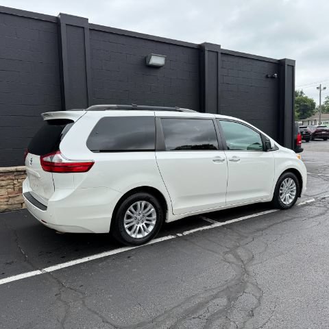 Used 2017 Toyota Sienna XLE Premium FWD image 6