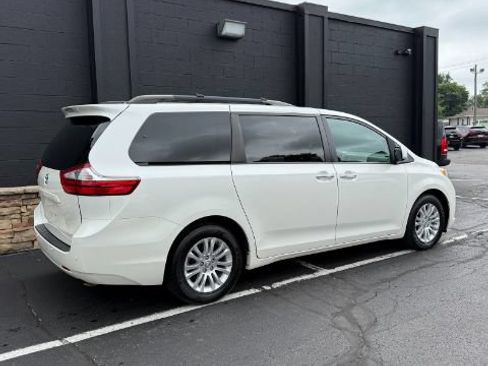 Used 2017 Toyota Sienna XLE Premium FWD image 6