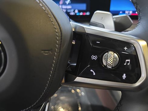 Used 2023 BMW 740i w/ Parking Assistance Package image 21