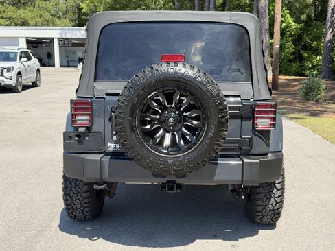 Used 2018 Jeep Wrangler Unlimited Sahara w/ Connectivity Group AWD/4WD image 9